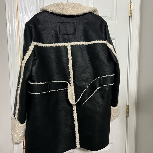 Cinq a Sept Mona Coat in Black & Ivory
Color:Black & Ivory - Picture 10 of 10